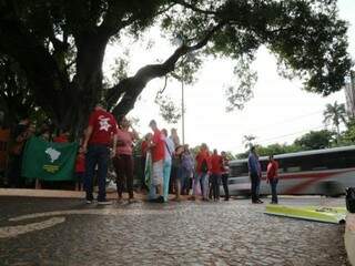 Grupo concentrado no canteira da Avenida Afonso Pena, esquina com Rua 14 de Julho (Foto: Marcos Ermínio)