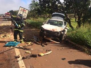 Acidente aconteceu na BR-267, depois de caminhão invadir pista contrária e bater em carro de bater e carreta. (Foto: Rones Cesar Leal)