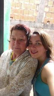 Michele com a mãe, Elizabeti: &quot;ligamos em todos os hospitais e não há vagas em UTIs&quot; (Foto: Arquivo Pessoal)