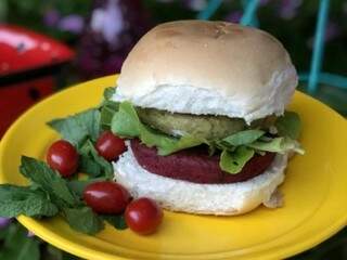 Outra ideia é colocar o hambúrguer no pão e acrescentar tomate, alface e outra hortaliça (Foto: Arquivo pessoal)
