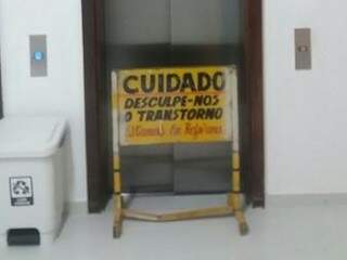 Elevador permanece interditado. (Foto: Luana Rodrigues)