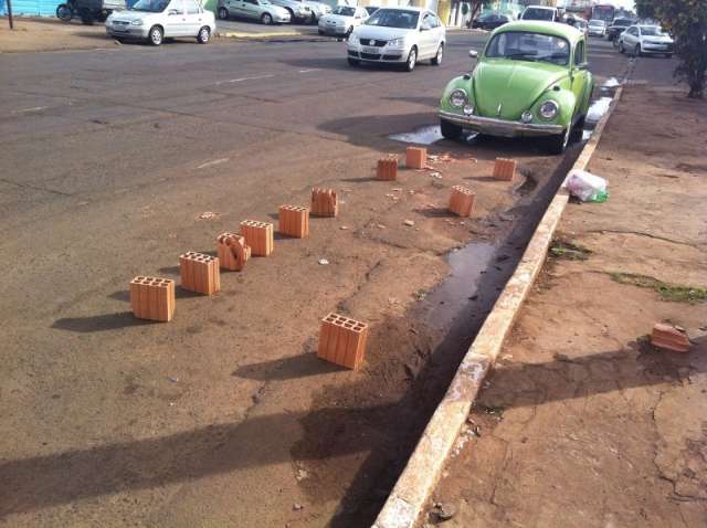 At&eacute; tijolos s&atilde;o usados para guardar vaga de estacionamento na Bandeirantes