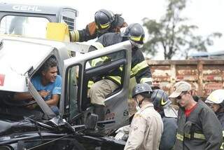 Bombeiros comandam operação de resgate em rodovia (Foto: Marcelo Victor)