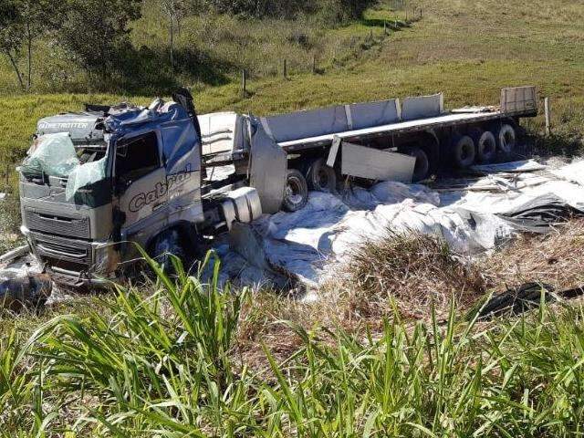 Carreta sai da pista e tomba em barranco &agrave;s margens da MS-276