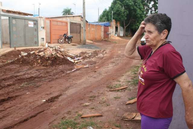 Com ruas intransit&aacute;veis e cheias de buracos, bairro pede "socorro"