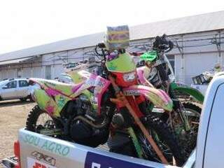 Motos dos competidoes já estão em Campo Grande (Foto: Henrique Kawaminami)
