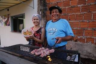 A educadora Eliete da Cruz e seu pai Manoel Egues, viram na venda de espetinhos uma forma de aumentar a renda da família. (Foto: Gerson Walber)