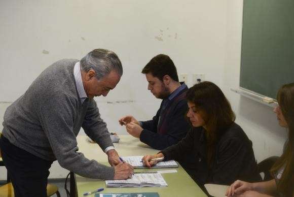 Acompanhado por assessores e seguran&ccedil;as, Temer vota em S&atilde;o Paulo