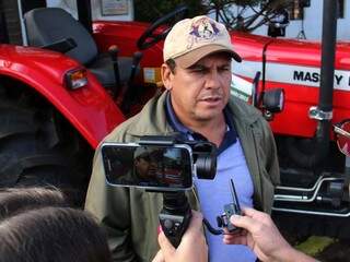 Estrada asfaltada em distrito encurta caminho no escoamento da produ&ccedil;&atilde;o 