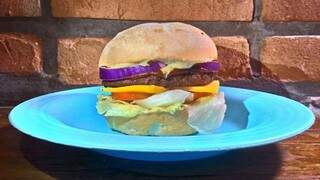  Outveg Vegan House, com moyashi (broto de alfafa) marinado, barbecue, hambúrguer de abóbora, queijo cheddar vegan fatiado, rúcula e pão branco (Foto: Divulgação)