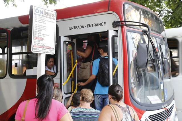 Usu&aacute;rios reclamam e idade da frota de &ocirc;nibus ser&aacute; fiscalizada na Capital