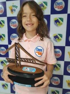 Awara segura troféu de torneio nacional (Foto: Arquivo pessoal)