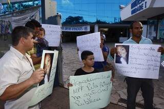 Protesto reuniu parentes de Alana em frente de Universidade (Foto: Cleber Gellio)