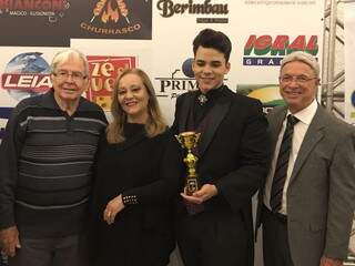 Os pais que sempre o apoiaram na carreira, Zimmermann com o troféu e seu diretor