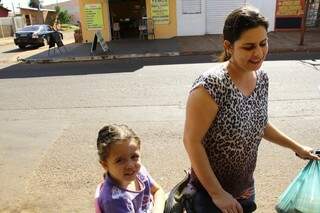 Funcionária pública Gisele Braga lamenta falta de locais para poder levar a filha de 3 anos. (Foto: Marcos Ermínio)