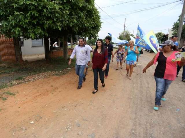 No pen&uacute;ltimo s&aacute;bado de campanha, Rose faz caminhada e visita comunidade