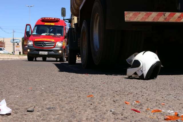Acidente deixa motocicleta da PM debaixo de carro na Zahran