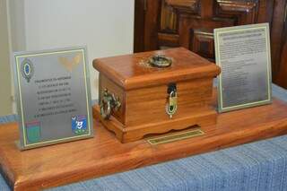 Na sala histórica da Base Aérea, uma caixa de madeira guarda os fragmentos do Búfalo. (Foto: Paula Maciulevicius)