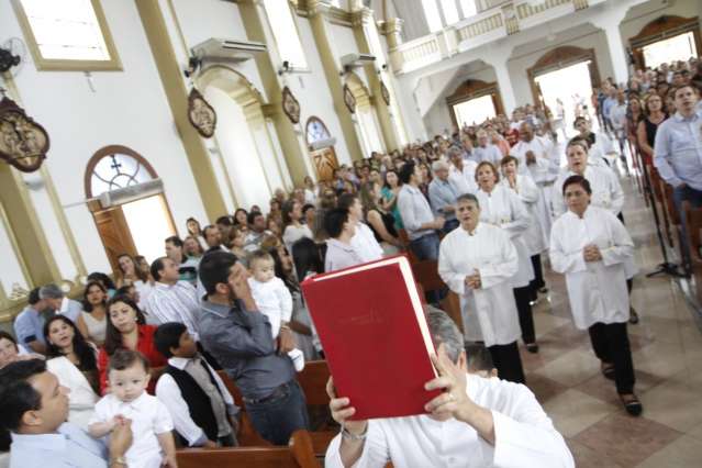 Na missa de P&aacute;scoa, fi&eacute;is pedem sa&uacute;de &agrave; fam&iacute;lia e agradecem b&ecirc;n&ccedil;&atilde;os 