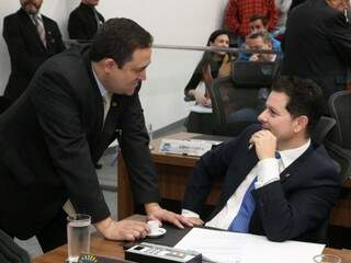 Deputados Márcio Fernandes (MDB) e Renato Câmara (MDB) durante a sessão (Foto: Victor Chilena/ALMS)