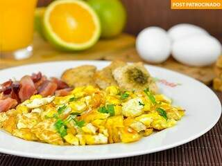 Café da manhã, servido de 8h às 11h, com direito a omelete, bacon e suco de laranja por apenas R$ 9,90. - Foto: Rafael Cosme Ferreira