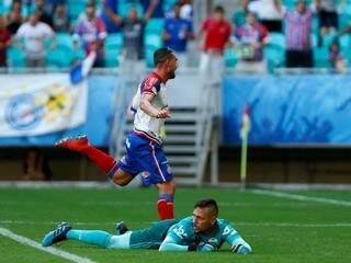 Gilberto comemora o segundo gol em falha do goleiro Diego Alves (Foto: Divulgação)