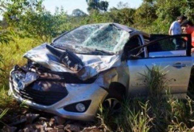 Delegada perde controle da dire&ccedil;&atilde;o e carro capota na MS-395