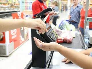 Alguns supermercados e lojas de departamento realizam arrecadações e falam para os clientes no momento da compra  (Foto: Paulo Francis)