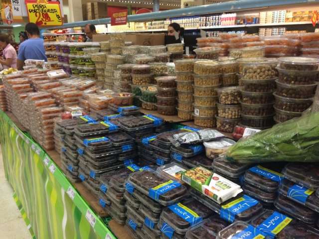 Produtos natalinos continuam nas prateleiras, mas custam 40% menos