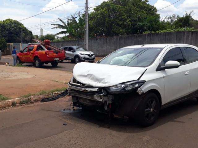 Motorista fura preferencial, atinge carro de empresa e causa capotagem