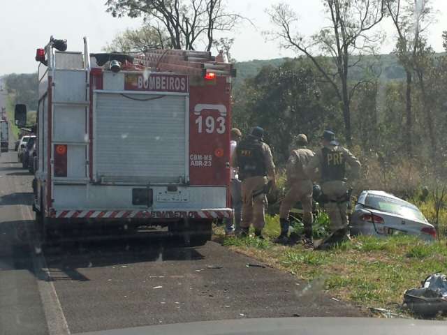 Condutora morre ao invadir pista contr&aacute;ria e colidir com carreta na BR-163