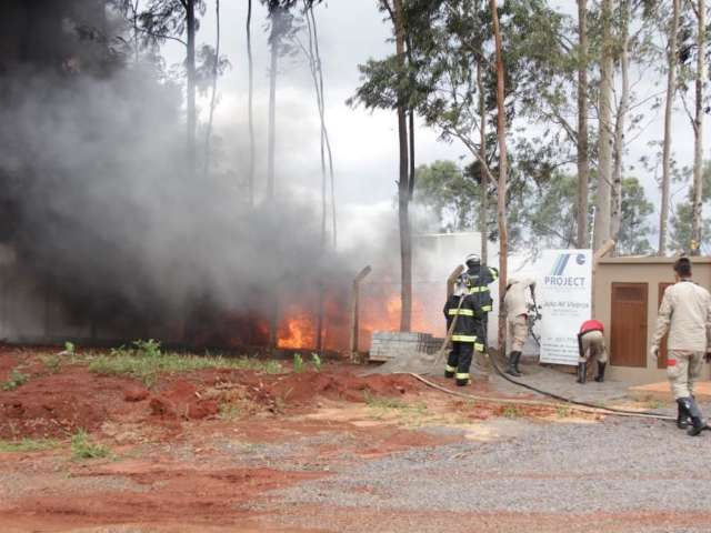 Corpo de Bombeiros usou 30 mil litros de &aacute;gua para conter chamas em f&aacute;brica
