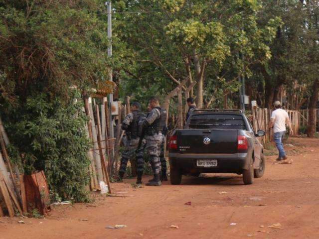 Equipes do Choque vasculham o Jardim Noroeste atr&aacute;s de suspeito armado