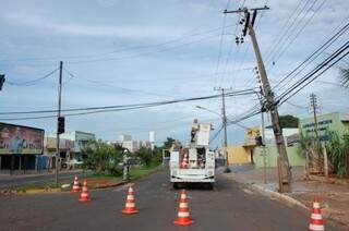 Colisão em poste deixa moradores sem energia e semáforo desligado causou outro acidente. (Foto: Mariana Lopes)