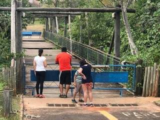 Ponte interditada frustrou passeio de família. &quot;Sem a passarela, não tem graça&quot;. (Foto: Ronie Cruz)