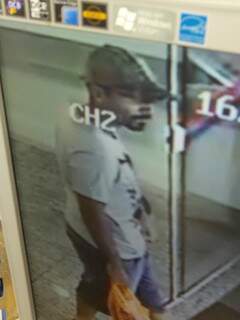 Policial aparece em imagens feitas pelas câmeras do supermercado. 