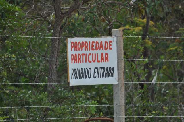 Fazendeiro cerca &aacute;rea e &ldquo;toma&rdquo; parte de estrutura destinada &agrave; favela 