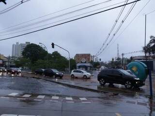 Chuva causou danos em diferentes locais da Capital, atingindo também a rede elétrica. (Foto: Kísie Ainoã)