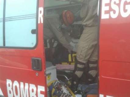 Motociclista fica ferido ao colidir em carro na rotatória da Avenida Interlagos