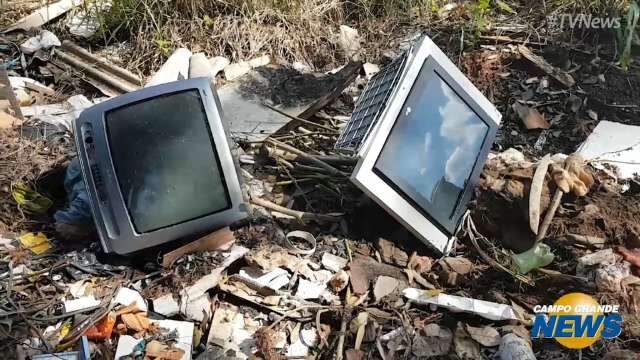 De osso &agrave; televis&atilde;o, tem de tudo em rua que virou dep&oacute;sito de entulho