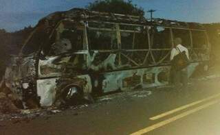 Ônibus ficou totalmente destruído pelas chamas. (Foto: Edição MS)