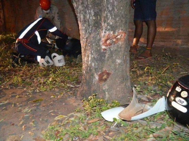 Adolescente fica ferido ao pegar moto escondida e colidir em &aacute;rvore