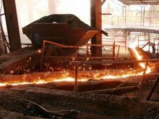 A empresa fabrica ferro gusa e emprega em torno de 250 trabalhadores. (Foto: Reprodução) 
