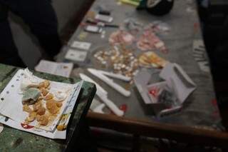 No quarto, a GM encontrou pouco mais de R$ 2 mil, drogas e uma balança de precisão (foto: Marcelo Vitor)