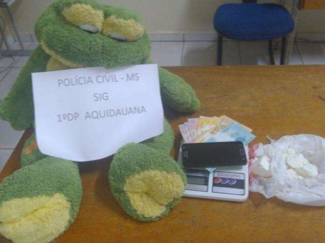 Traficante &eacute; presa com coca&iacute;na escondida em urso de pel&uacute;cia do filho  