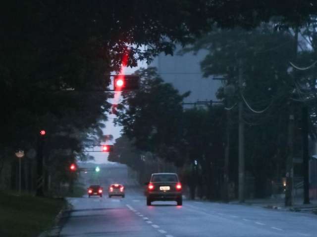 Dia amanhece chovendo e Inmet alerta para tempestade com alagamentos