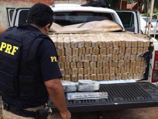 Casal &eacute; preso com 1 tonelada de maconha em caminhonete roubada