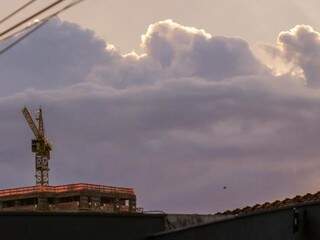 O dia amanheceu com céu entre nuvens na capital sul-mato-grossense (Foto: Henrique Kawaminami) 