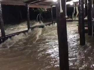 Água invadiu toda área do restaurante de um balneário em Bonito (Foto: Direto das ruas)