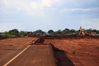 Obras de duplicação da rodovia entre Campo Grande e Anhanduí (Foto: Fernando Antunes)